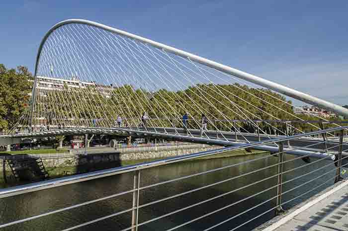 Vizcaya - Bilbao - puente Zubizuri 2.jpg